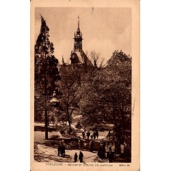 Carte postale ancienne du Square et du Donjon du Capitole à Toulouse avec promeneurs et jardin public