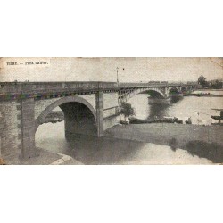 Carte postale ancienne du pont sur l'Allier à Vichy avec vue panoramique sur la rivière.