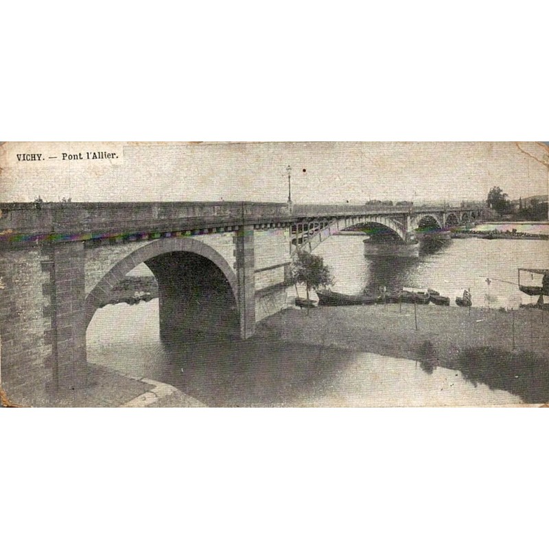 Carte postale ancienne du pont sur l'Allier à Vichy avec vue panoramique sur la rivière.
