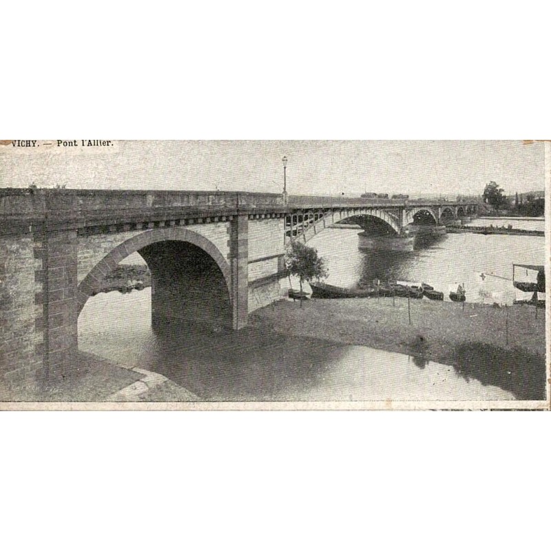 Carte postale ancienne du pont de l'Allier à Vichy avec vue panoramique sur la rivière et ses berges.