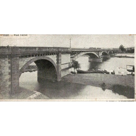 Carte postale ancienne du pont de l'Allier à Vichy avec vue panoramique sur la rivière et ses berges.