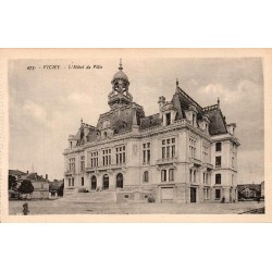 Carte postale ancienne de l'Hôtel de Ville de Vichy, bâtiment emblématique de la station thermale.