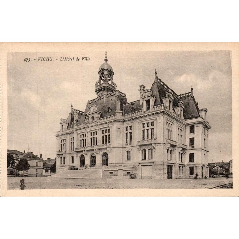 Carte postale ancienne de l'Hôtel de Ville de Vichy, bâtiment emblématique de la station thermale.