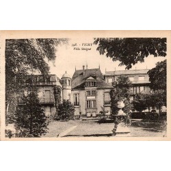 Carte postale ancienne de la Villa Sévigné à Vichy entourée de son jardin paysager.
