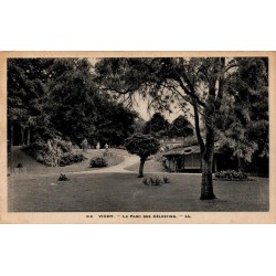 Carte postale ancienne du Parc des Célestins à Vichy avec allées paysagères et pavillon.