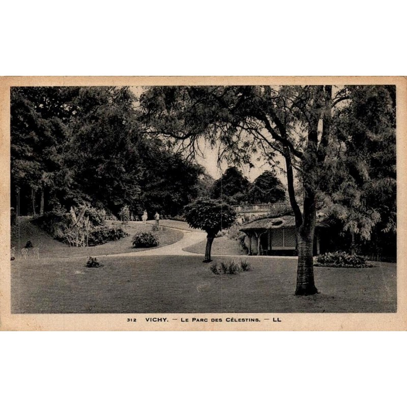 Carte postale ancienne du Parc des Célestins à Vichy avec allées paysagères et pavillon.