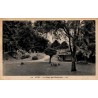 Carte postale ancienne du Parc des Célestins à Vichy avec allées paysagères et pavillon.