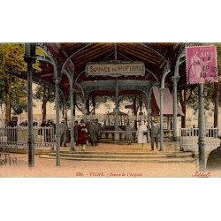 Carte postale ancienne de la Source de l'Hôpital à Vichy avec son pavillon thermal et les curistes.