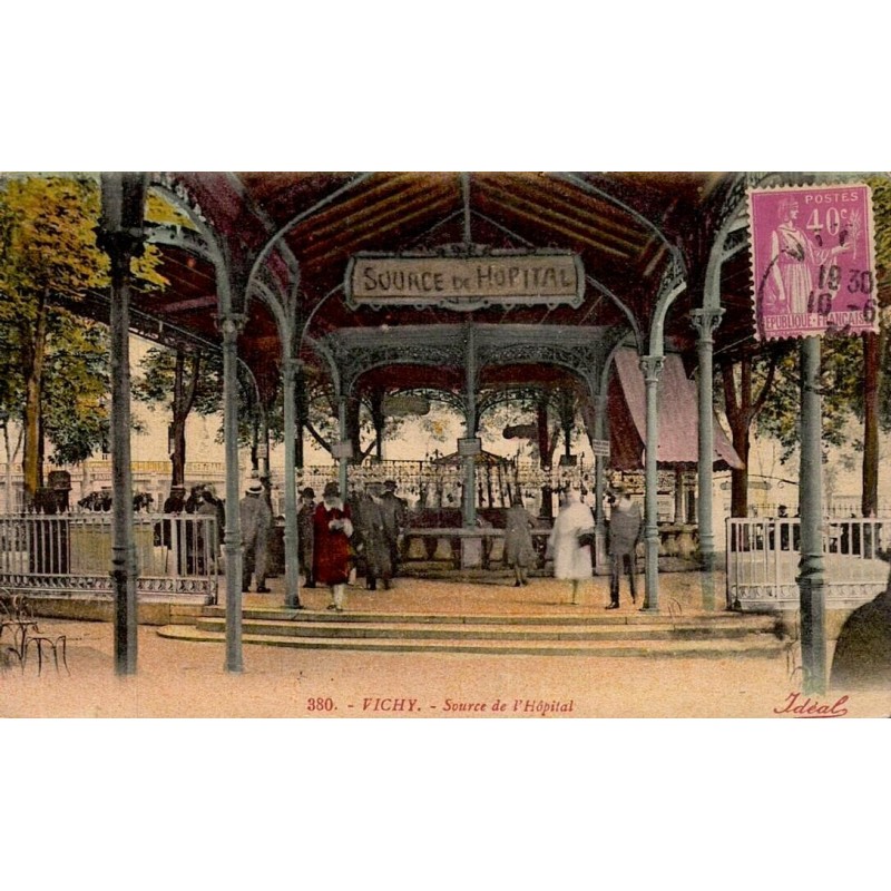 Carte postale ancienne de la Source de l'Hôpital à Vichy avec son pavillon thermal et les curistes.