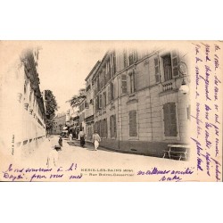 Carte postale ancienne de la rue Boirot-Desservier à Néris-les-Bains avec animation de la Belle Époque.