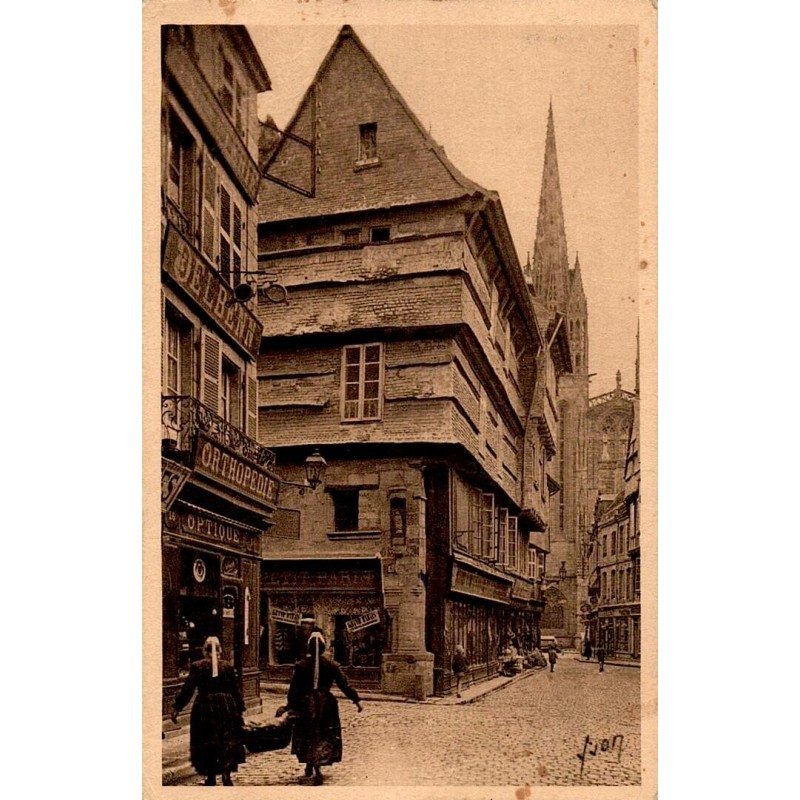 Carte postale ancienne Quimper rue Kéréon magasin orthopédie bazar Petit Paris