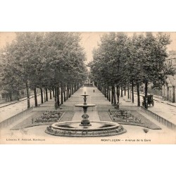 Carte postale ancienne de l'avenue de la Gare à Montluçon avec fontaine et promenade arborée.