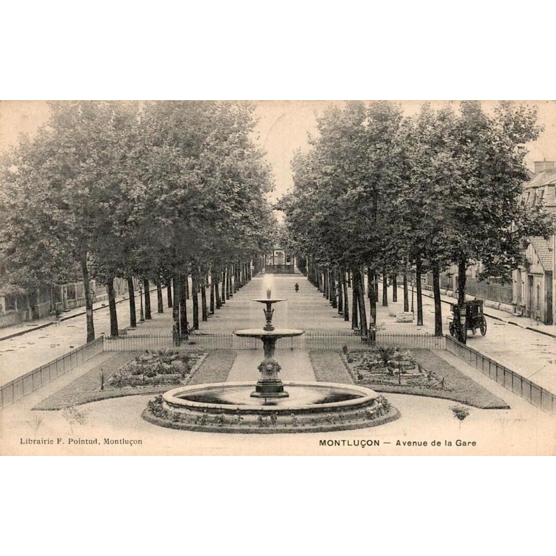 Carte postale ancienne de l'avenue de la Gare à Montluçon avec fontaine et promenade arborée.