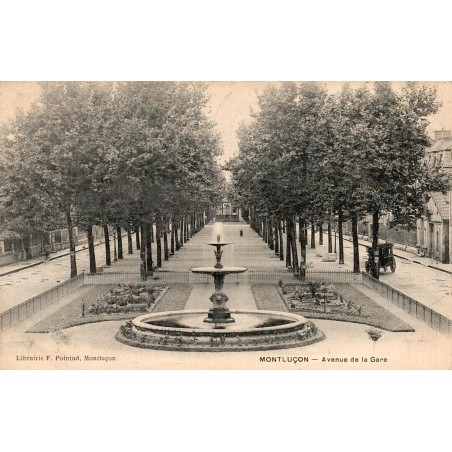 Carte postale ancienne de l'avenue de la Gare à Montluçon avec fontaine et promenade arborée.