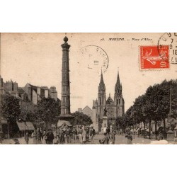Carte postale ancienne de la place d'Allier à Moulins avec la colonne monumentale et la cathédrale.