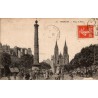 Carte postale ancienne de la place d'Allier à Moulins avec la colonne monumentale et la cathédrale.