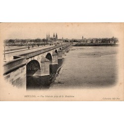 Carte postale ancienne de Moulins avec vue générale depuis la Madeleine et le pont Régemortes.
