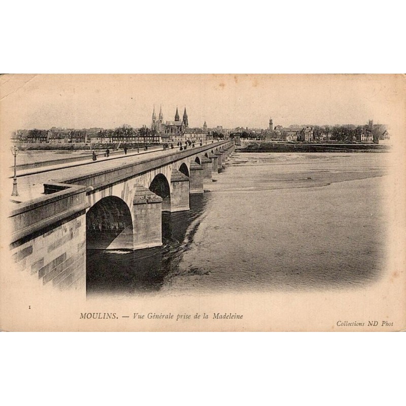 Carte postale ancienne de Moulins avec vue générale depuis la Madeleine et le pont Régemortes.