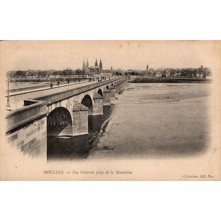 Carte postale ancienne de Moulins avec vue générale depuis la Madeleine et le pont Régemortes.