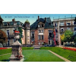 Carte postale ancienne colorisée de l'Hôtel Pavillon de Sévigné à Vichy avec ses jardins fleuris.
