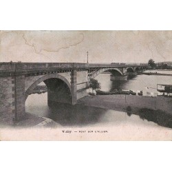 Carte postale ancienne du pont sur l'Allier à Vichy avec vue panoramique sur la rivière.