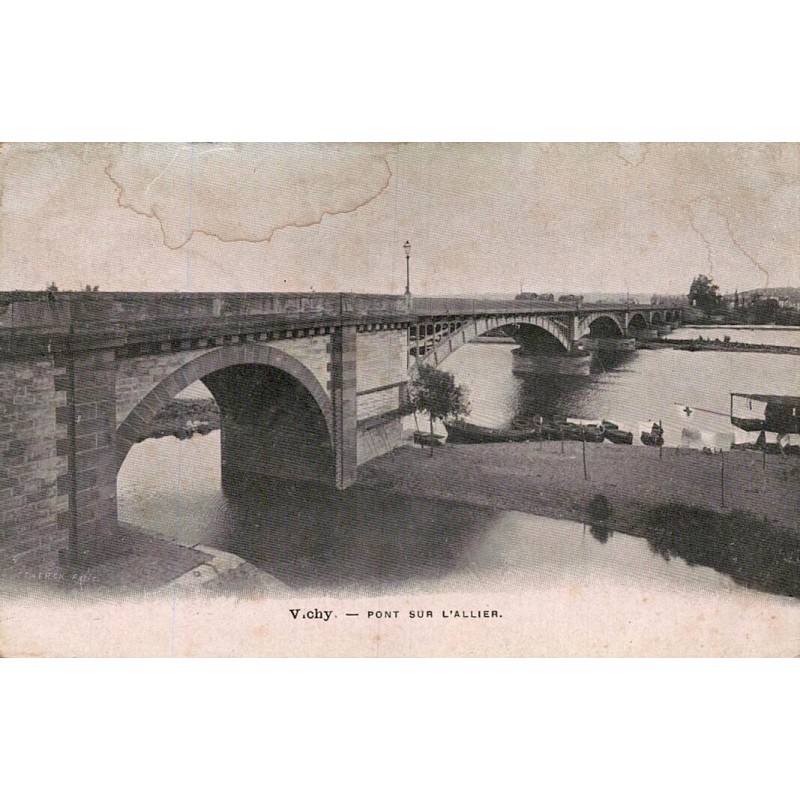 Carte postale ancienne du pont sur l'Allier à Vichy avec vue panoramique sur la rivière.