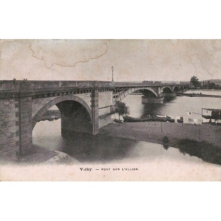 Carte postale ancienne du pont sur l'Allier à Vichy avec vue panoramique sur la rivière.