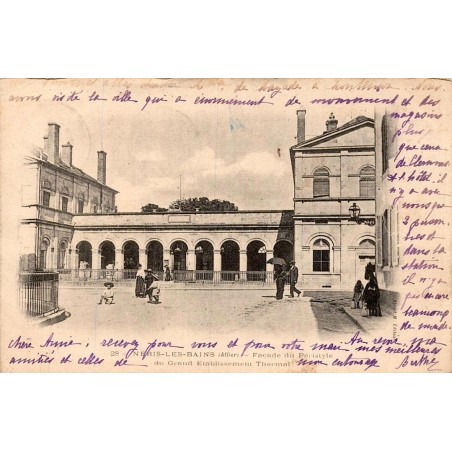 Carte postale ancienne du péristyle du Grand Établissement Thermal de Néris-les-Bains avec animation.