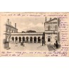 Carte postale ancienne du péristyle du Grand Établissement Thermal de Néris-les-Bains avec animation.