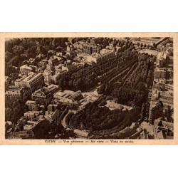 Carte postale ancienne représentant une vue aérienne de Vichy avec le quartier thermal, les parcs et les grands hôtels.