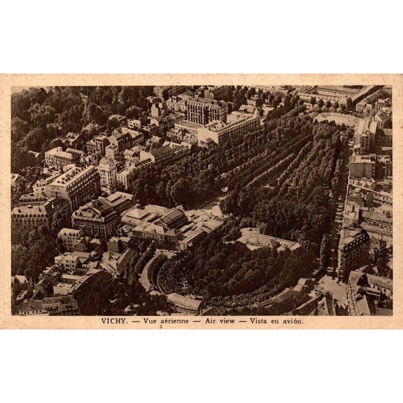 Carte postale ancienne représentant une vue aérienne de Vichy avec le quartier thermal, les parcs et les grands hôtels.