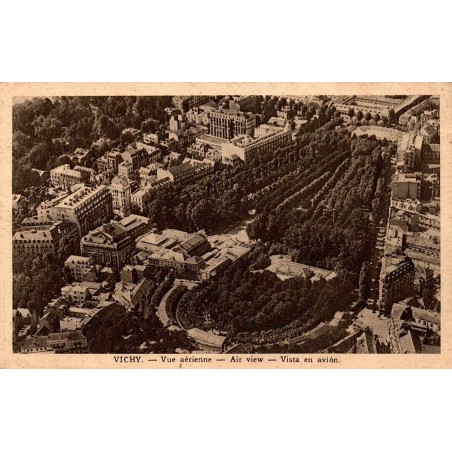 Carte postale ancienne représentant une vue aérienne de Vichy avec le quartier thermal, les parcs et les grands hôtels.