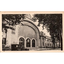 CPA de l'entrée principale de l'Établissement Thermal de Vichy avec sa façade monumentale et une automobile d'époque.