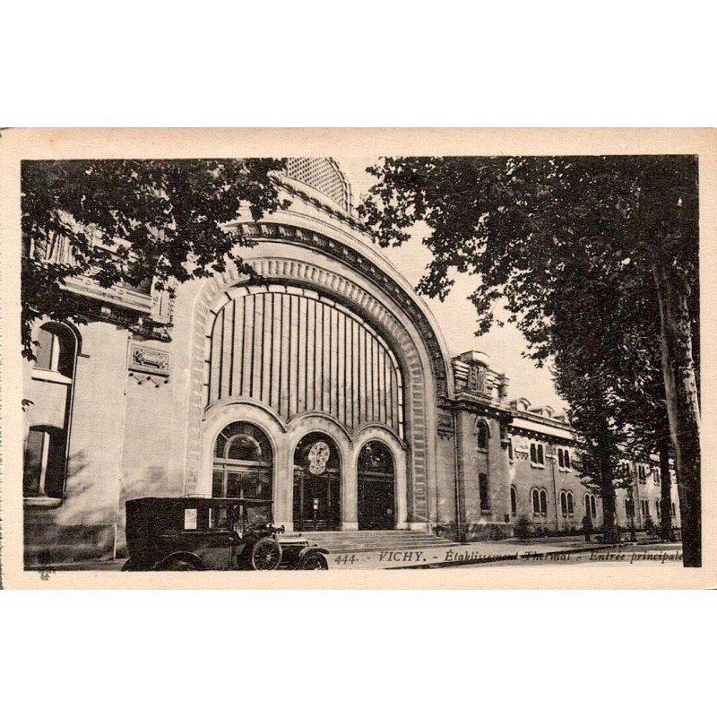 CPA de l'entrée principale de l'Établissement Thermal de Vichy avec sa façade monumentale et une automobile d'époque.