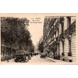 Vichy Sur le Parc Les Grands Hôtels Carte Postale Ancienne CPA