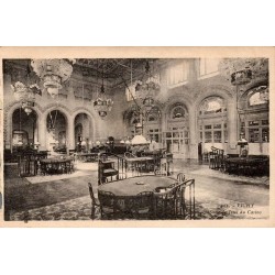 Carte postale ancienne représentant la salle de jeux du Casino de Vichy avec son décor Belle Époque et ses lustres monumentaux.