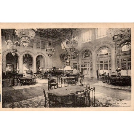 Carte postale ancienne représentant la salle de jeux du Casino de Vichy avec son décor Belle Époque et ses lustres monumentaux.