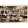 Carte postale ancienne représentant la salle de jeux du Casino de Vichy avec son décor Belle Époque et ses lustres monumentaux.