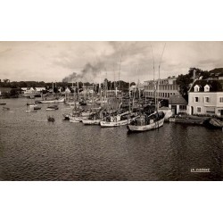 Carte postale ancienne Concarneau arrière-port Finistère Bretagne scène portuaire