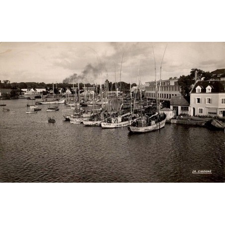 Carte postale ancienne Concarneau arrière-port Finistère Bretagne scène portuaire