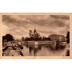 Carte postale ancienne de Notre-Dame de Paris vue depuis la Seine avec le Pont de l'Archevêché.
