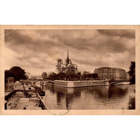 Carte postale ancienne de Notre-Dame de Paris vue depuis la Seine avec le Pont de l'Archevêché.