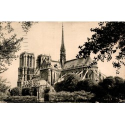 Notre-Dame de Paris vue du sud-est avec chevet, arcs-boutants et flèche de Viollet-le-Duc.