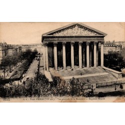 Carte postale ancienne de l'église de la Madeleine à Paris en vue générale avec sa façade monumentale