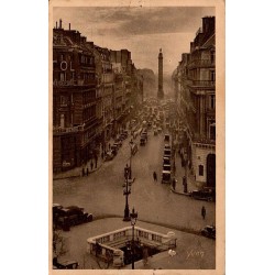 Carte postale ancienne de la rue de la Paix à Paris avec vue sur la colonne Vendôme et la circulation