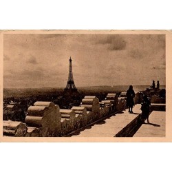 Carte postale ancienne prise depuis la plate-forme de l'Arc de Triomphe avec vue sur la tour Eiffel à Paris