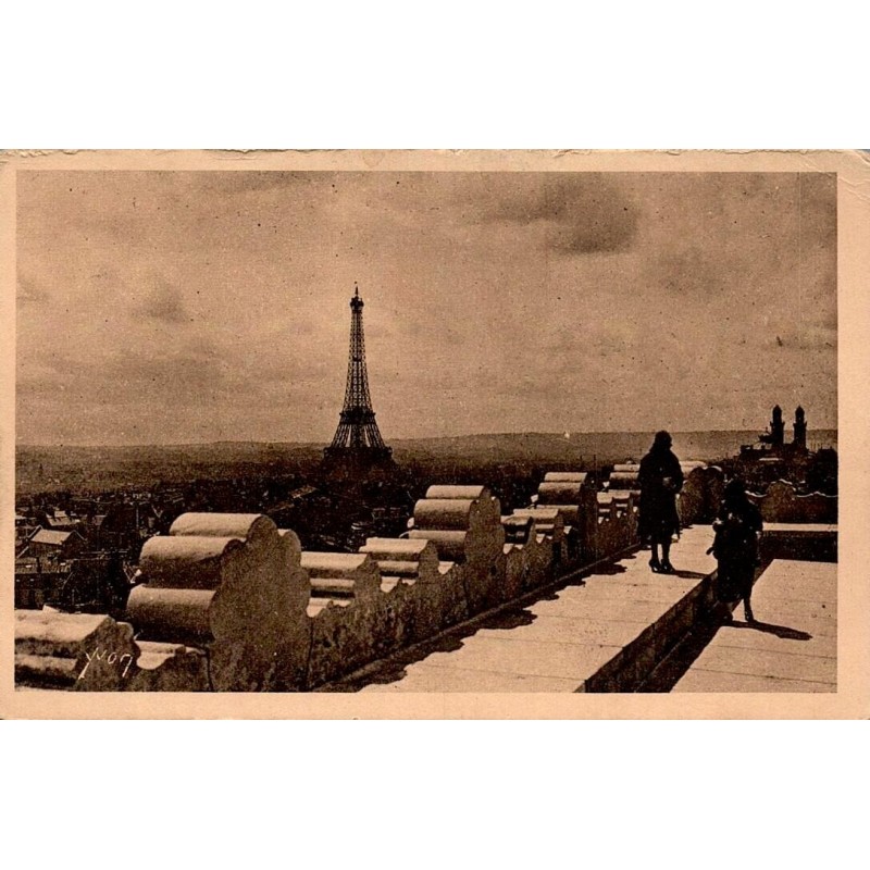 Carte postale ancienne prise depuis la plate-forme de l'Arc de Triomphe avec vue sur la tour Eiffel à Paris
