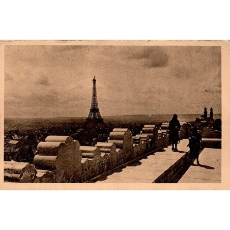 Carte postale ancienne prise depuis la plate-forme de l'Arc de Triomphe avec vue sur la tour Eiffel à Paris