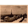 Carte postale ancienne prise depuis la plate-forme de l'Arc de Triomphe avec vue sur la tour Eiffel à Paris