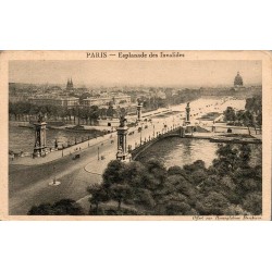 Carte postale ancienne de l'esplanade des Invalides avec le pont Alexandre III et le dôme des Invalides à Paris